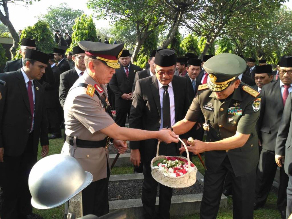 Djarot <i>Nyekar</i> Ke Makam Para Pahlawan
