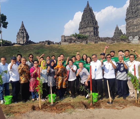 Ratusan Mahasiswa Tanamkan 250 Pohon di Sekitar Candi Prambanan