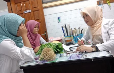 Dokter Umum di Malang Rela Dibayar Sayur dan Ayam