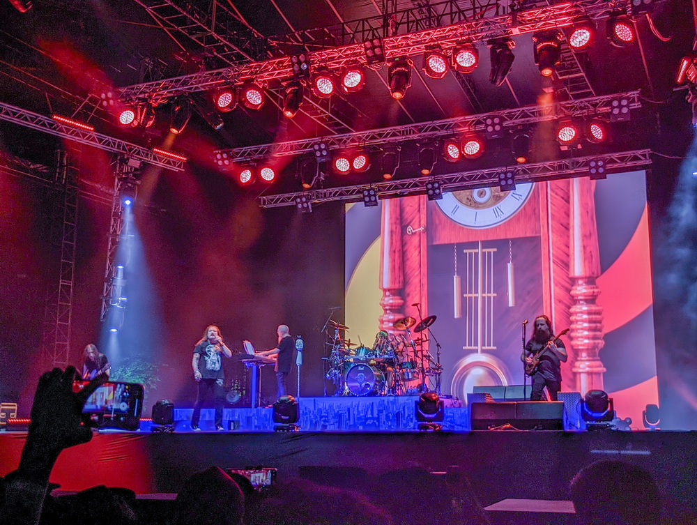 Dream Theater Guncang Jakarta, James LaBrie Kepanasan
