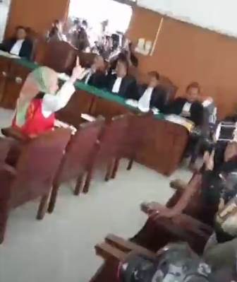 Ratna Sarumpaet Acungkan Salam Dua Jari di Persidangan