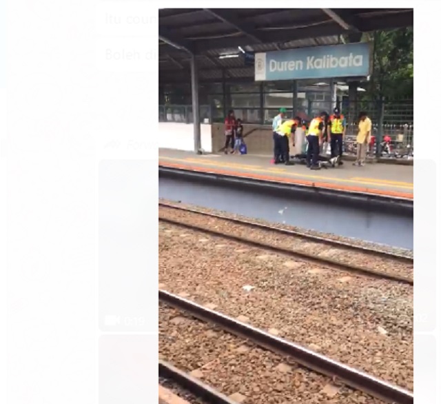 [Cek Fakta] Seorang Penumpang KRL Ditandu Petugas di Stasiun Duren Kalibata karena Korona? Ini Faktanya