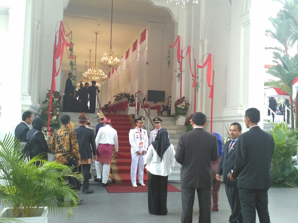 Paspampres Ikut Mengenakan Pakaian Adat