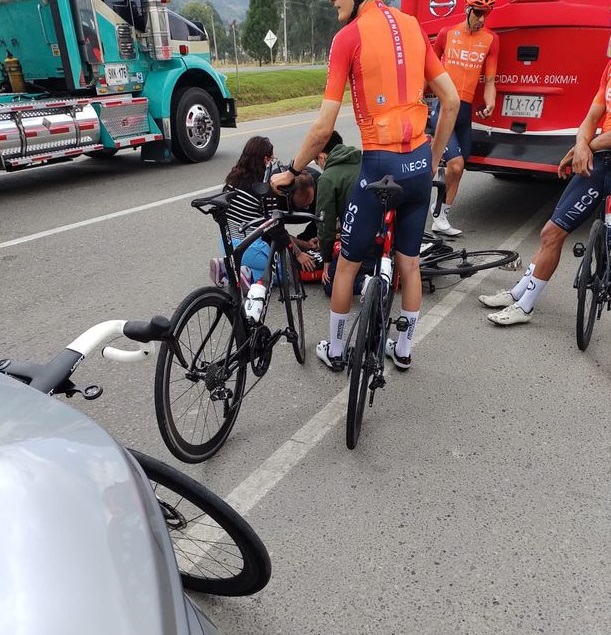 Egan Bernal terkapar usai menabrak bus saat latihan. (foto: dailystar)