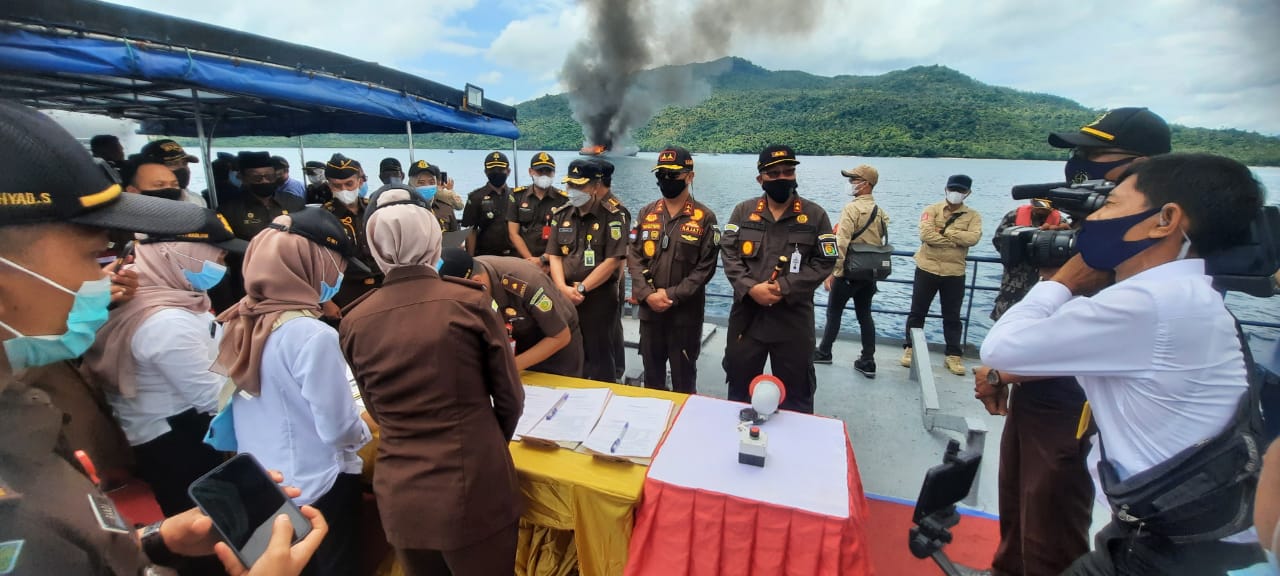 Kejagung Tenggelamkan 10 Kapal Penangkap Ikan Ilegal di Natuna