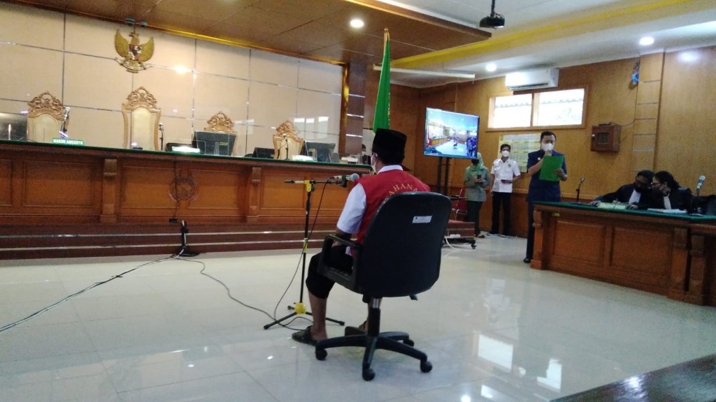Terdakwa kasus pemerkosa 13 santriwati, Herry Wirawan, di hadapan majelis hakim PN Bandung, Jawa Barat. (Foto: Medcom.id/Aditya)