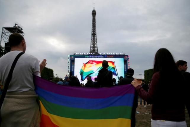 Simpati untuk Korban Penembakan Orlando, Lampu Menara Eiffel Menyala