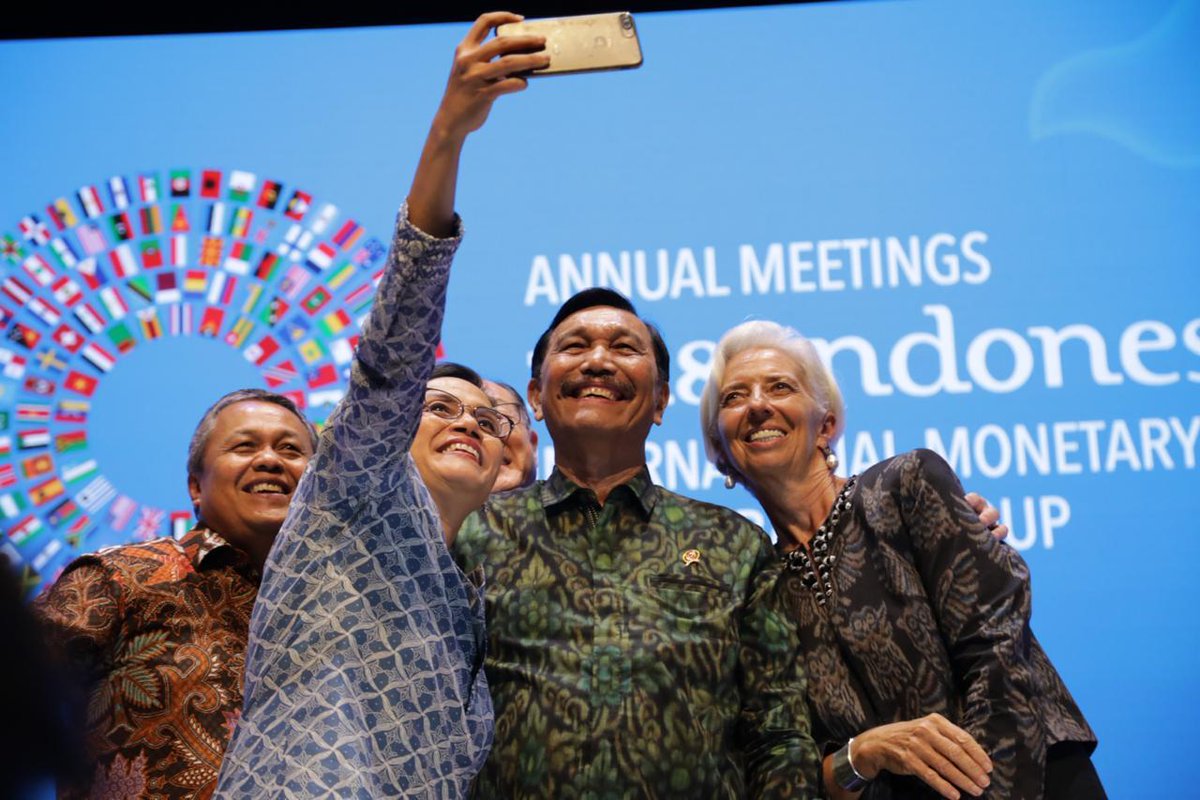 Di Balik Foto Gaya Satu Jari Bos IMF dan WB