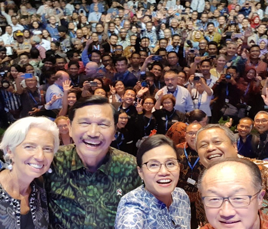 Di Balik Foto Gaya Satu Jari Bos IMF dan WB