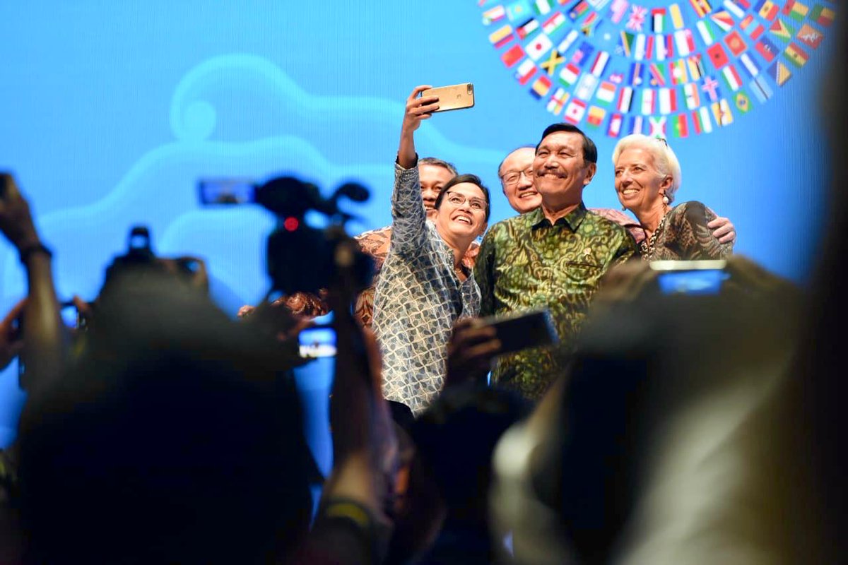 Di Balik Foto Gaya Satu Jari Bos IMF dan WB