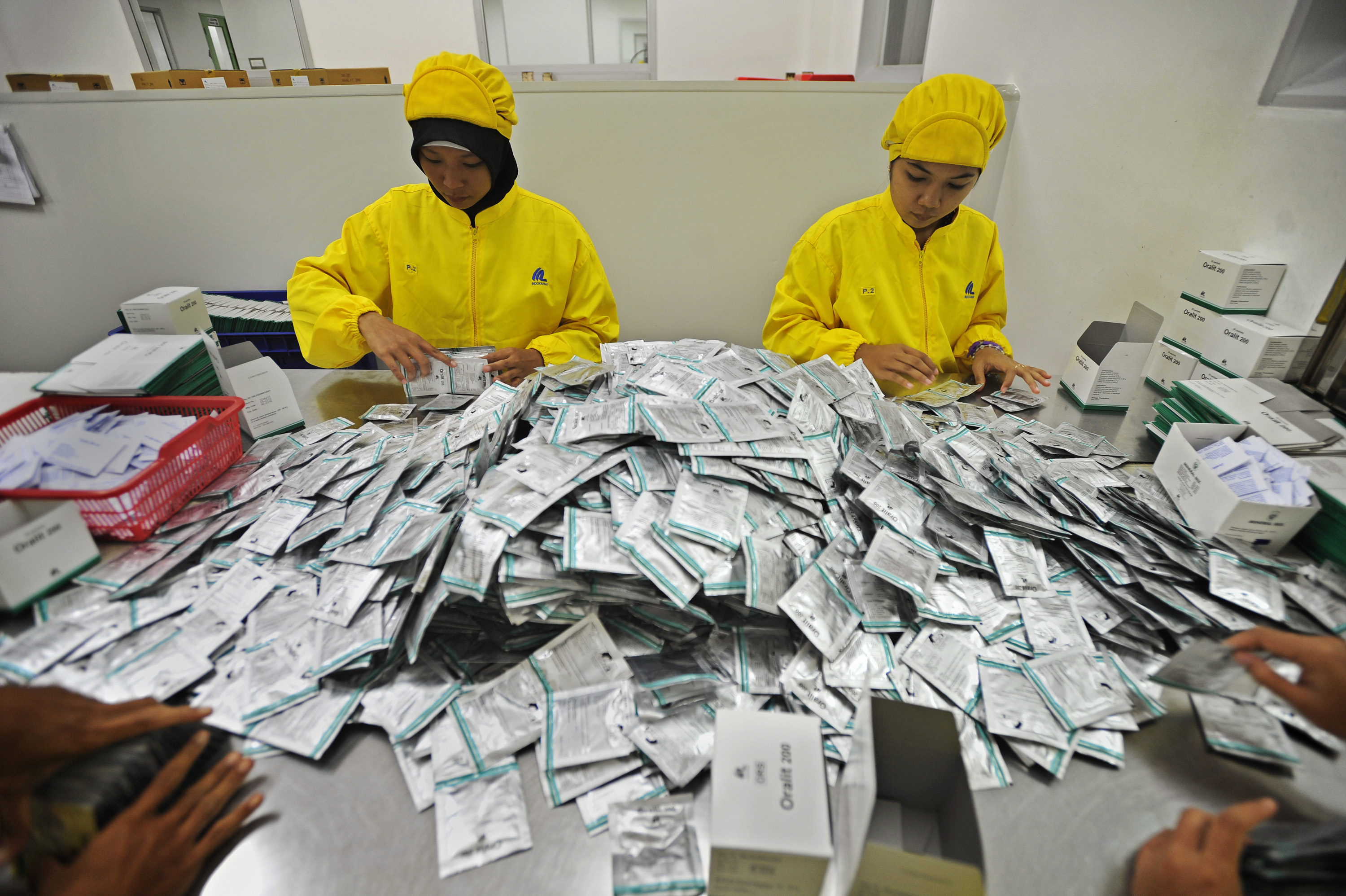 Pekerja menyelesaikan pengemasan obat PT Indofarma Tbk (INAF) di Kawasan Industri Cibitung, Jawa Barat. Foto: Antara/Yudi Mahatma
