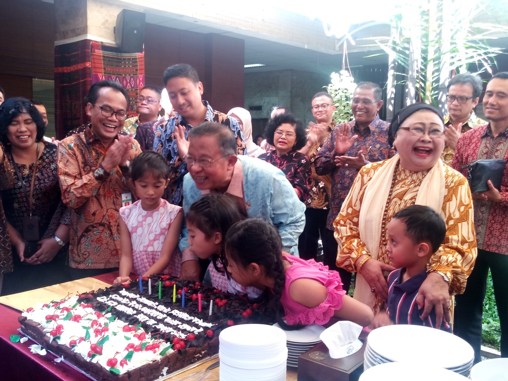 <i>Selamat Datang di Klub 70 Tahun, Menko Darmin!</i>