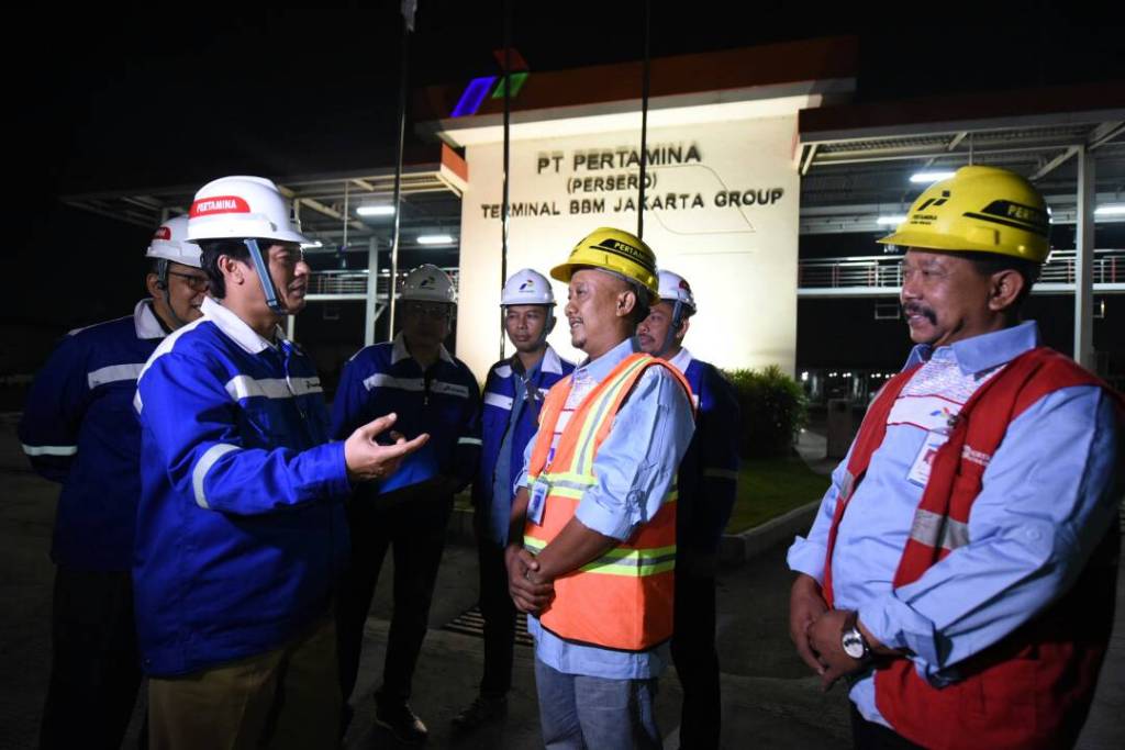 Kawal Pasokan BBM, Dirut Pertamina <i>Blusukan</i> di Malam Takbiran