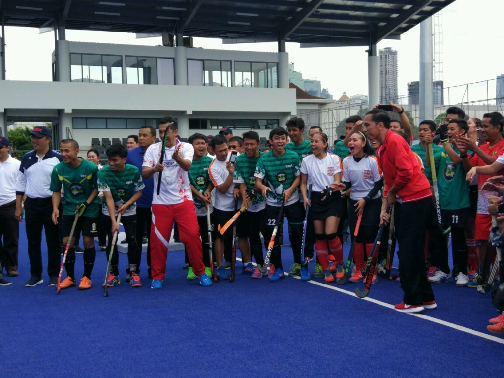 Resmikan Sarana Olahraga di GBK, Jokowi Jajal Lapangan Hoki