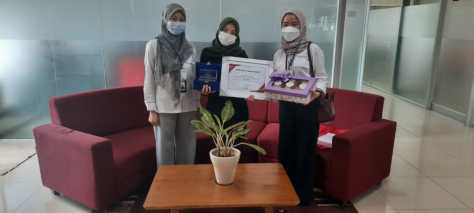 Medcom.id Raih Anugerah Media Cinta LRTJ dari LRT Jakarta
