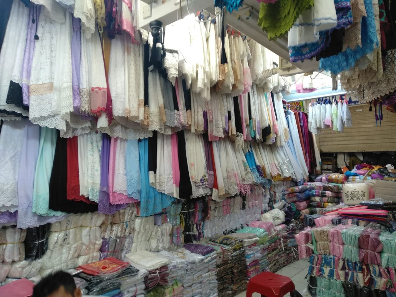 Pedagang Sarung dan Mukena Keluhkan Penurunan Omzet