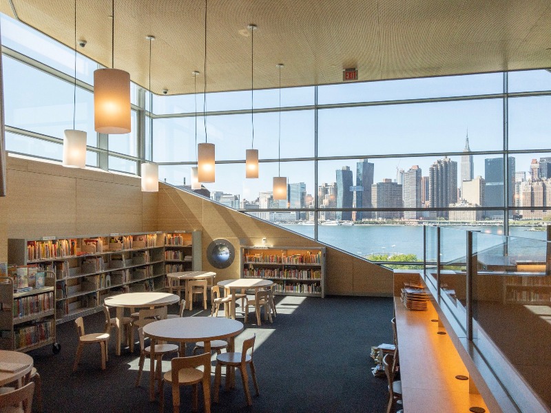 Hunters Point Library Dibangun dengan Fasad Jendela Unik
