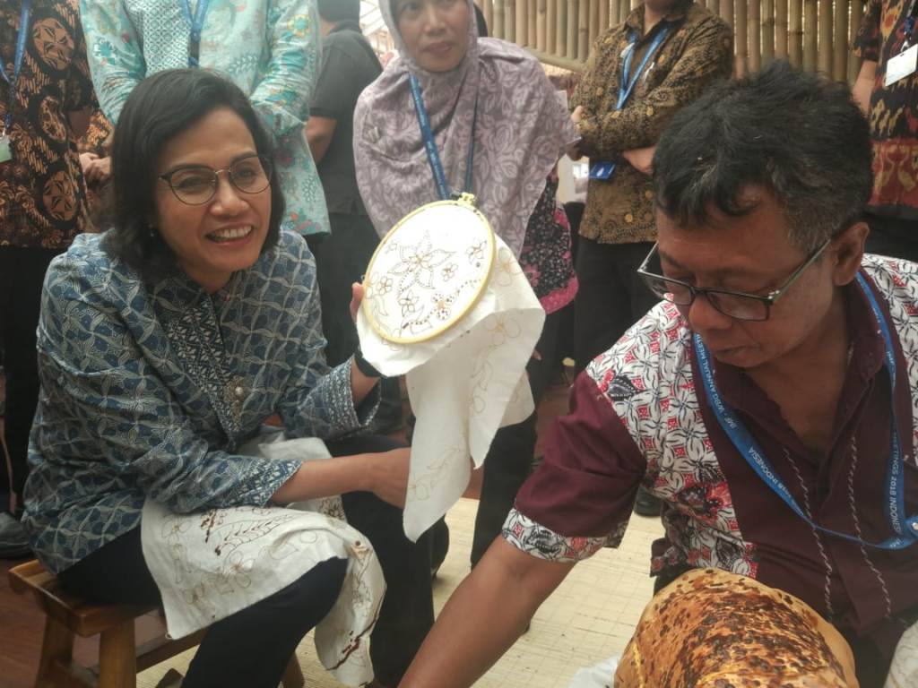 Sri Mulyani Lihai Membatik di Agenda IMF-WB