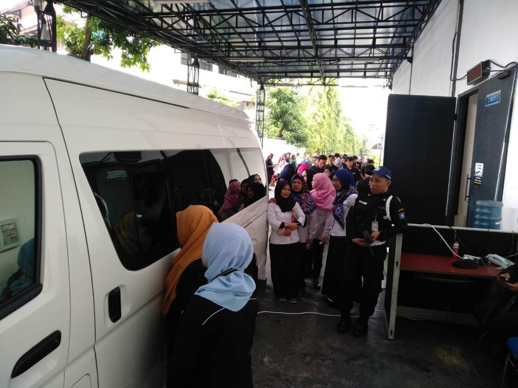 Karyawan Media Group Antre Tukarkan Uang