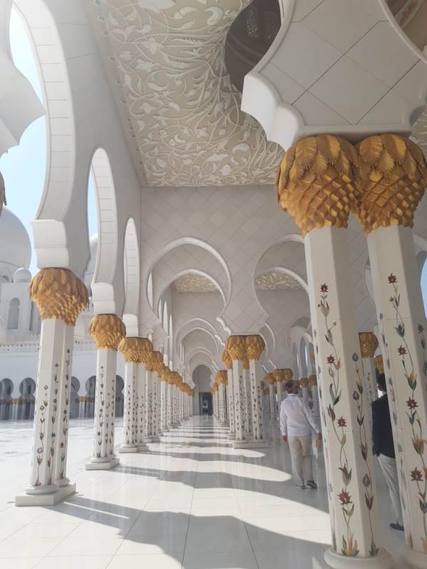 Intip Kemegahan Masjid Terbesar di Uni Emirat Arab