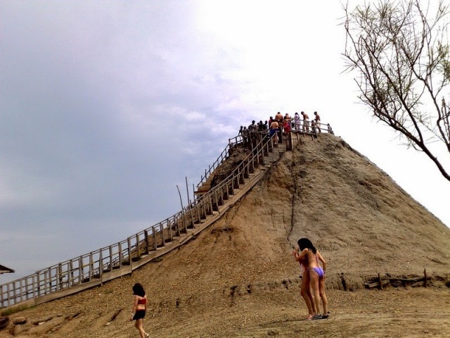 Berendam di Kawah Gunung Berapi Ini Bisa Menyembuhkan Berbagai Penyakit