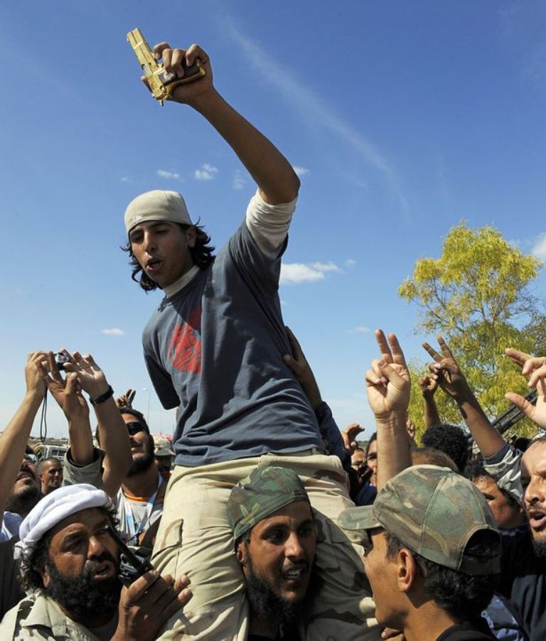 Foto Langka Kematian Moamar Khadafi Beredar