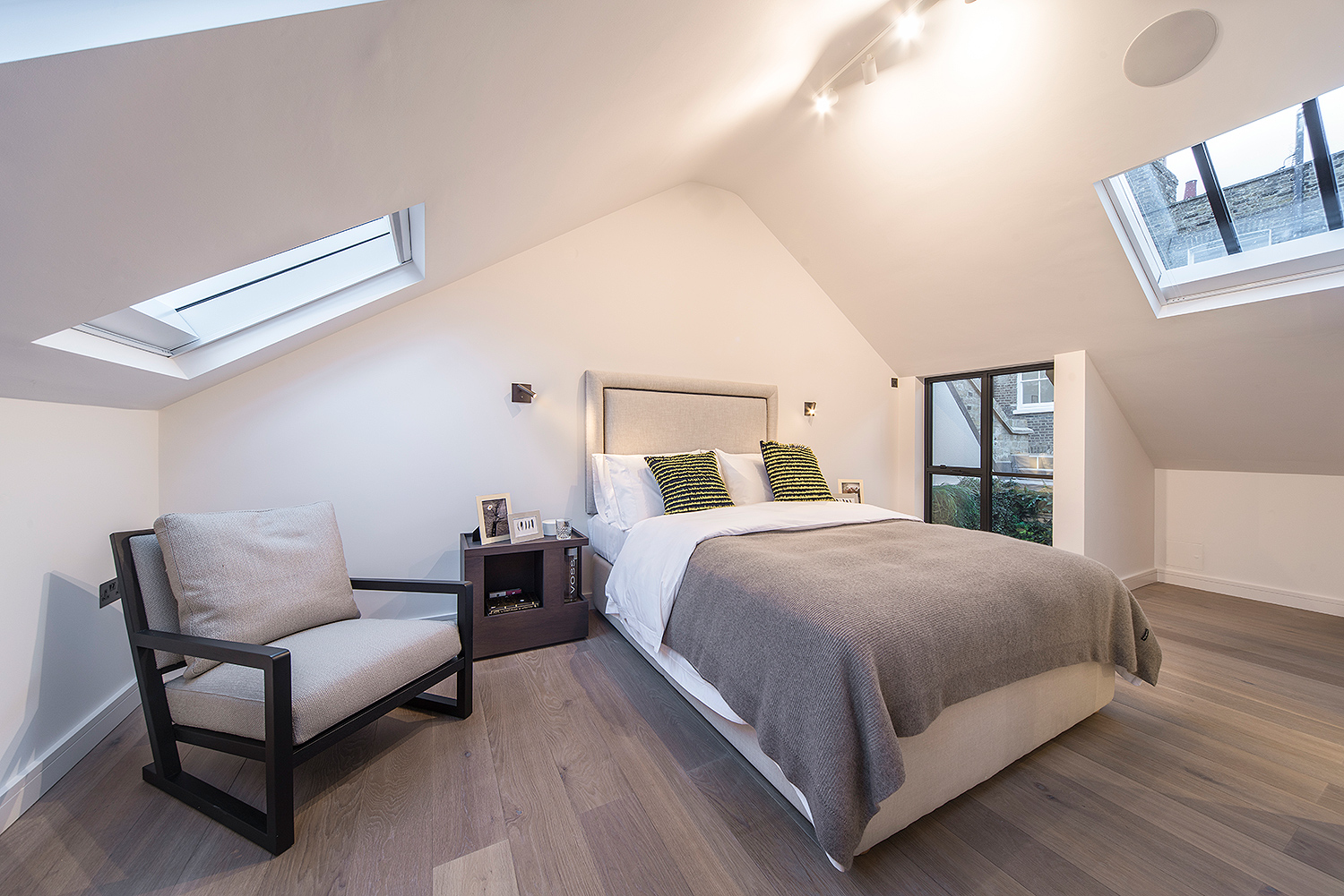 Bekas Kandang Kuda, Rumah Ellie Goulding Dijual Rp112 Miliar