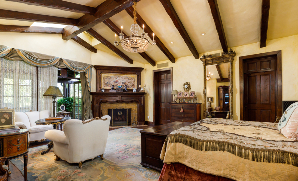 Mantan Istri Elvis Presley Jual Rumah Rp236 Miliar