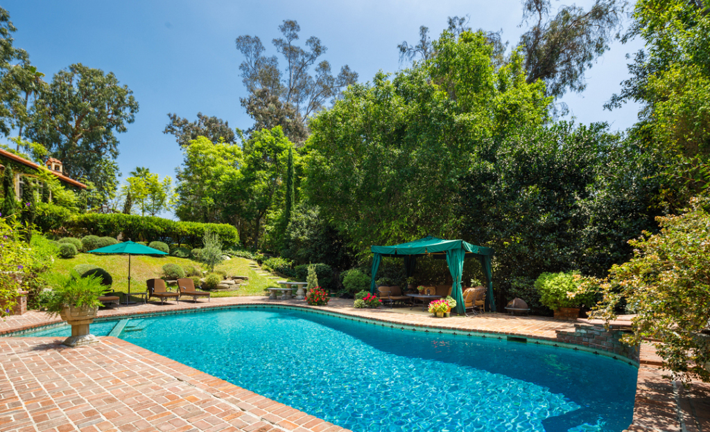 Mantan Istri Elvis Presley Jual Rumah Rp236 Miliar