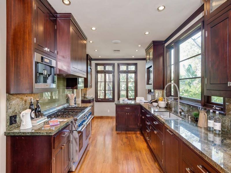 Emma Roberts Jual Rumah Berusia Hampir 100 Tahun Seharga Rp86 Miliar