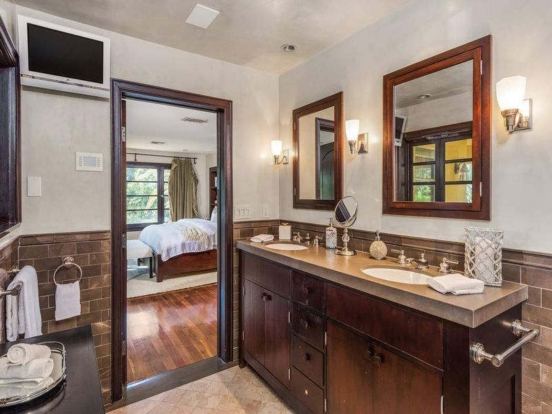 Emma Roberts Jual Rumah Berusia Hampir 100 Tahun Seharga Rp86 Miliar