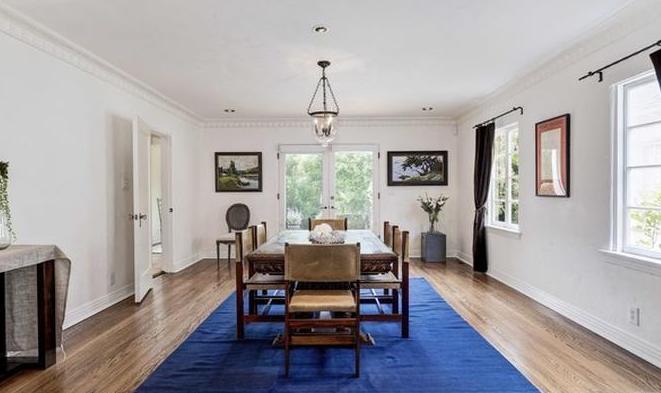 Emma Stone Borong Dua Rumah Sekaligus