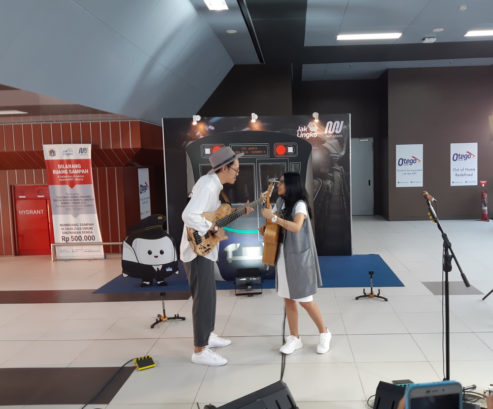 Keseruan Endah N Rhesa Tampil di Stasiun MRT