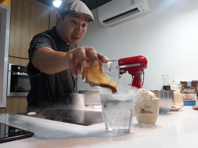 Cara Membuat Es Krim dengan Nitrogen