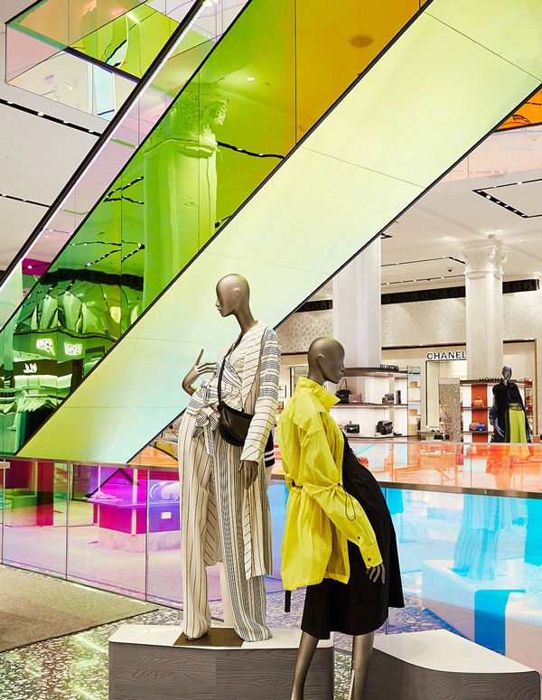 Eskalator Pelangi Percantik Rupa Saks Fifth Avenue