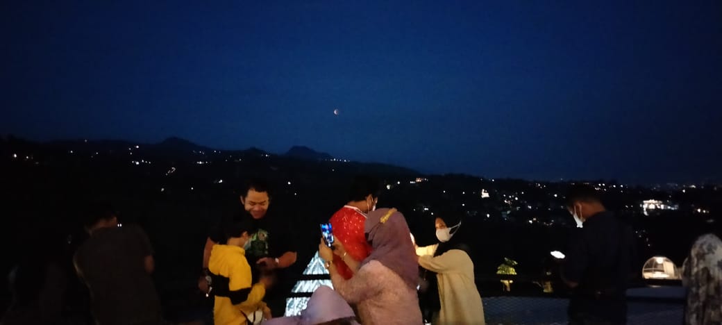 Puncak Gerhana Bulan Total di Lereng Anteng Lembang Terhalang Awan