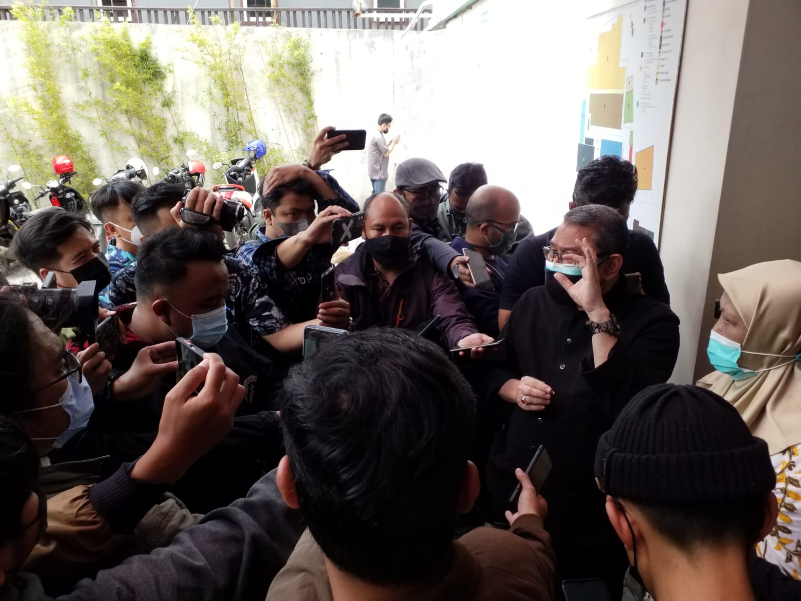 Direktur Utama RS Muhammadiyah Bandung,  Kautsar Boesoerie, menjelaskan kondisi Wali Kota Oded M Danial. Foto: Medcom.id/Roni