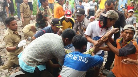 7 Orang Tewas Tertimpa Bangunan Tua