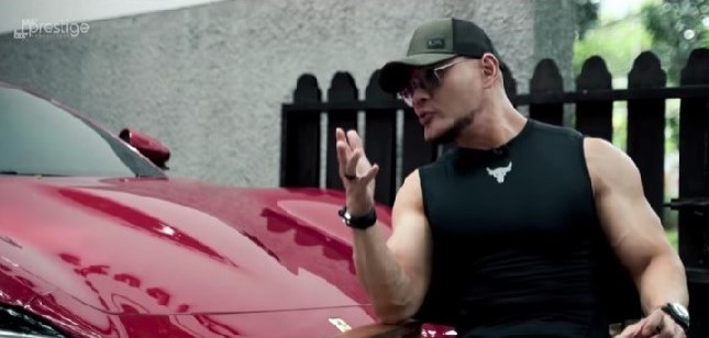 Deddy Corbuzier pemilik Ferrari Roma pertama di Indonesia. Foto: Youtube Prestige Productions