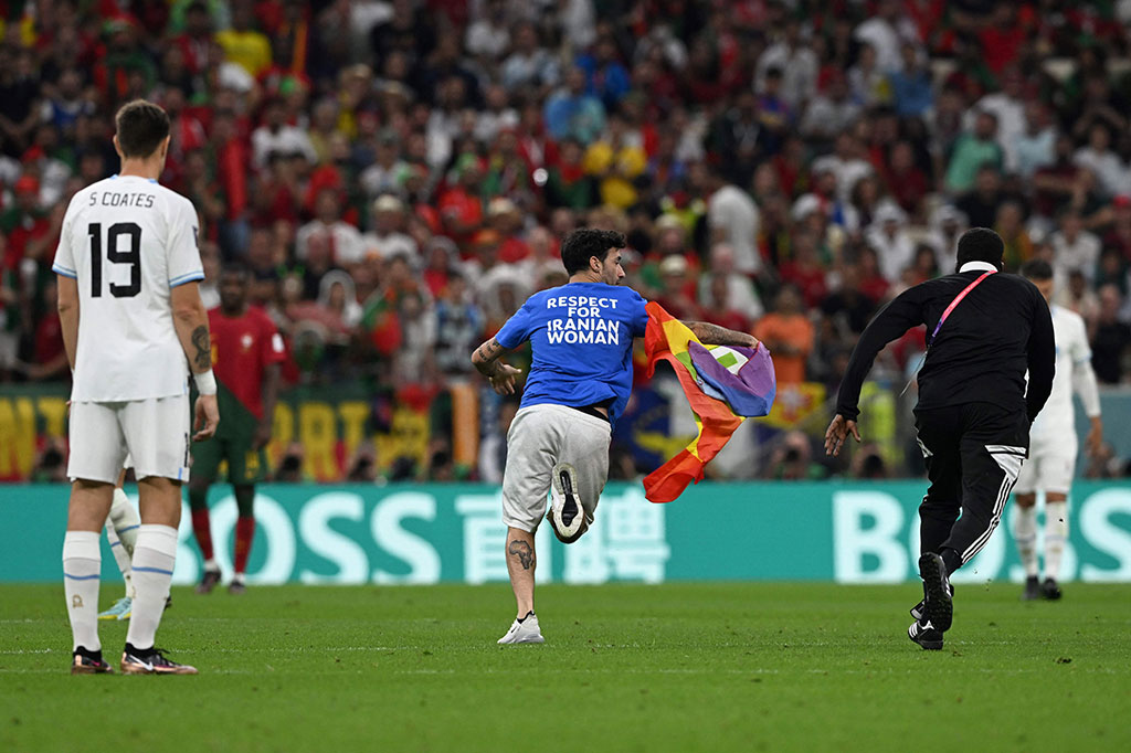 4 Fakta Mario Ferri, Pria Italia yang Kibarkan Bendera LGBT di Piala Dunia Qatar
