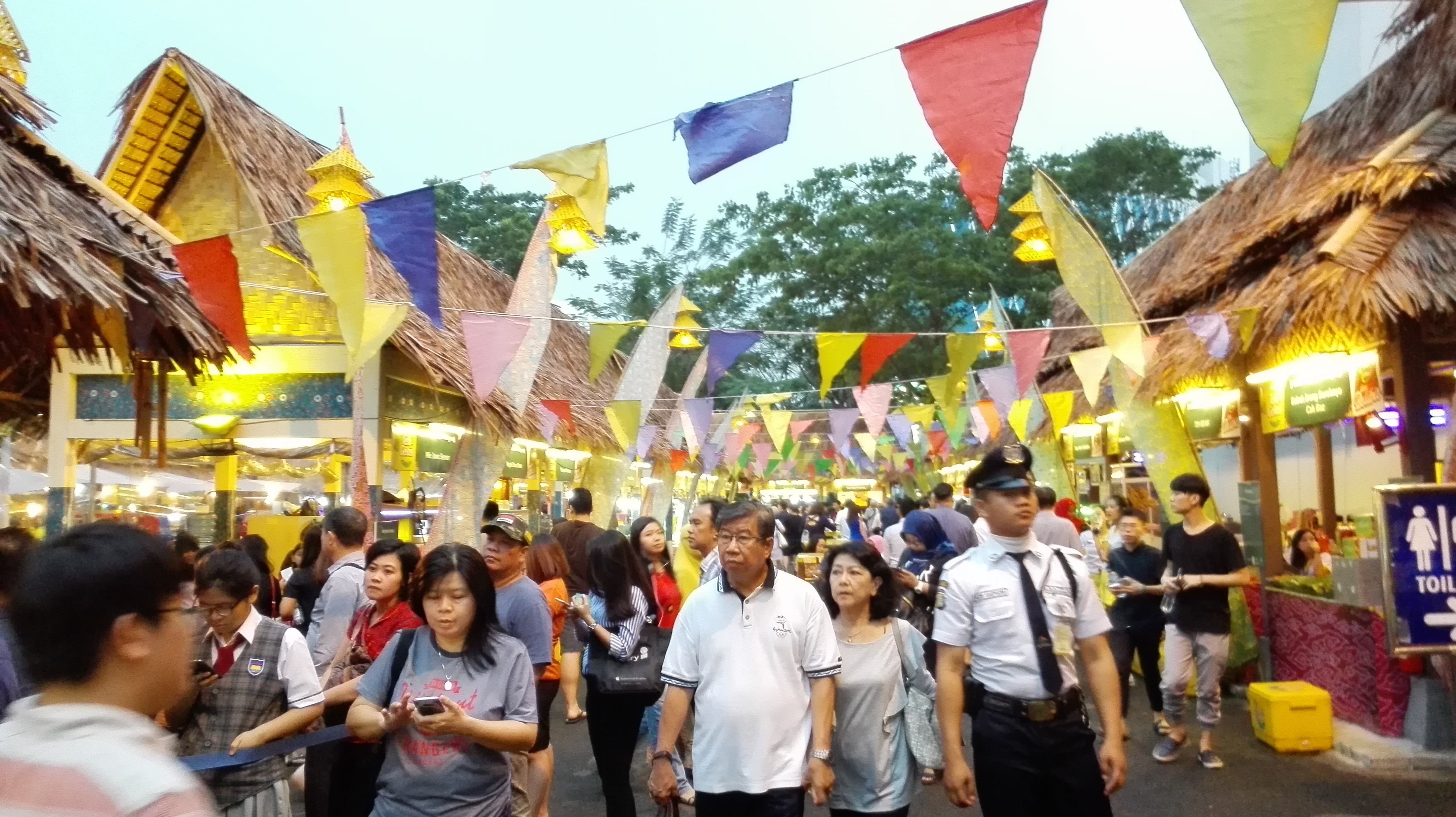 Antusiasme di Festival Kuliner Serpong
