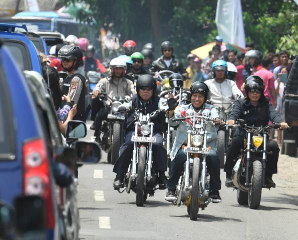 Jokowi <i>Touring</i> Motor di Sukabumi