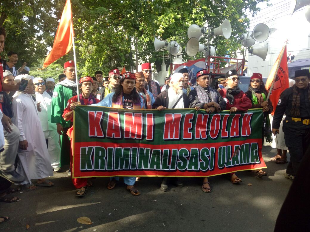 Polisi & Tentara Berhijab Ikut Amankan Massa FPI