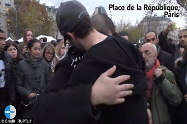 Sampaikan Pesan Damai, Pria Muslim Bikin Warga Paris Terharu