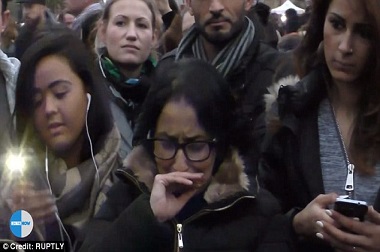 Sampaikan Pesan Damai, Pria Muslim Bikin Warga Paris Terharu