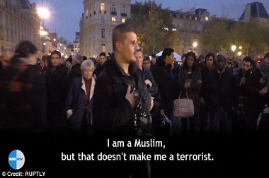 Sampaikan Pesan Damai, Pria Muslim Bikin Warga Paris Terharu