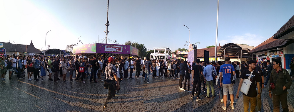 Penggemar Bergantian Saksikan Frau di Synchronize Fest 2019