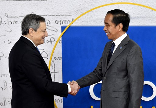 Presiden Joko Widodo bersama dengan PM Italia Mario Draghi di KTT G20./AFP