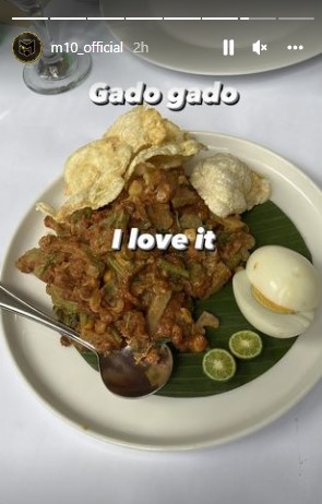 Mesut Ozil mencoba gado-gado. Instagram m10_official