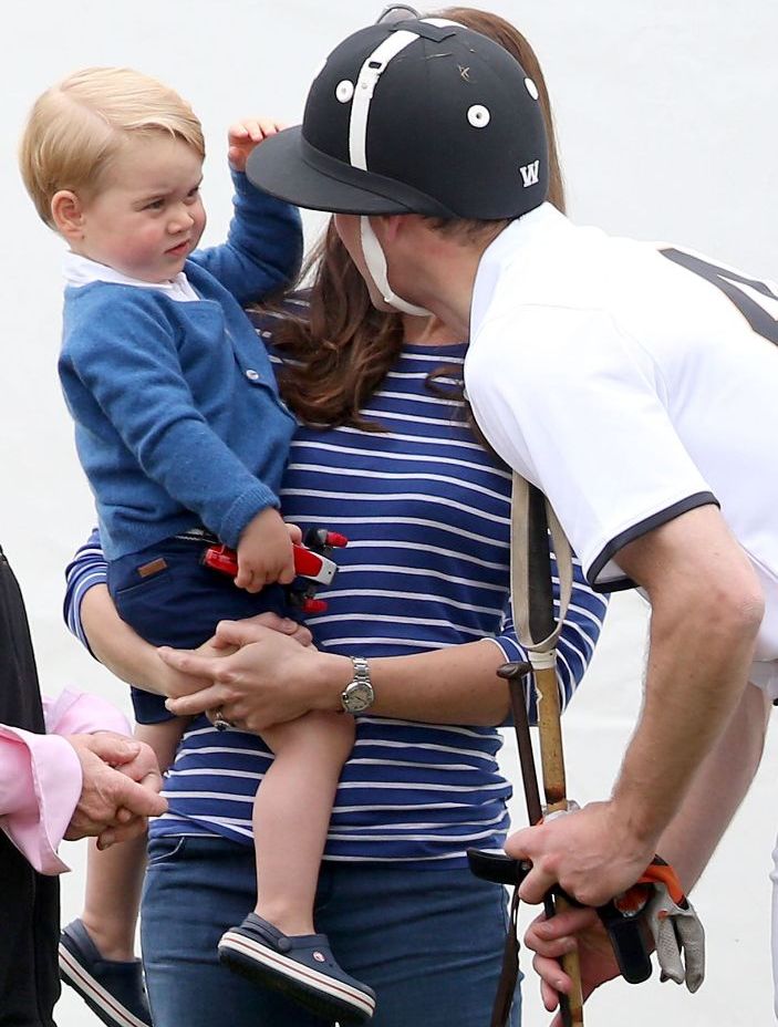 Sepatu Crocs yang Dipakai Pangeran George Terjual Habis